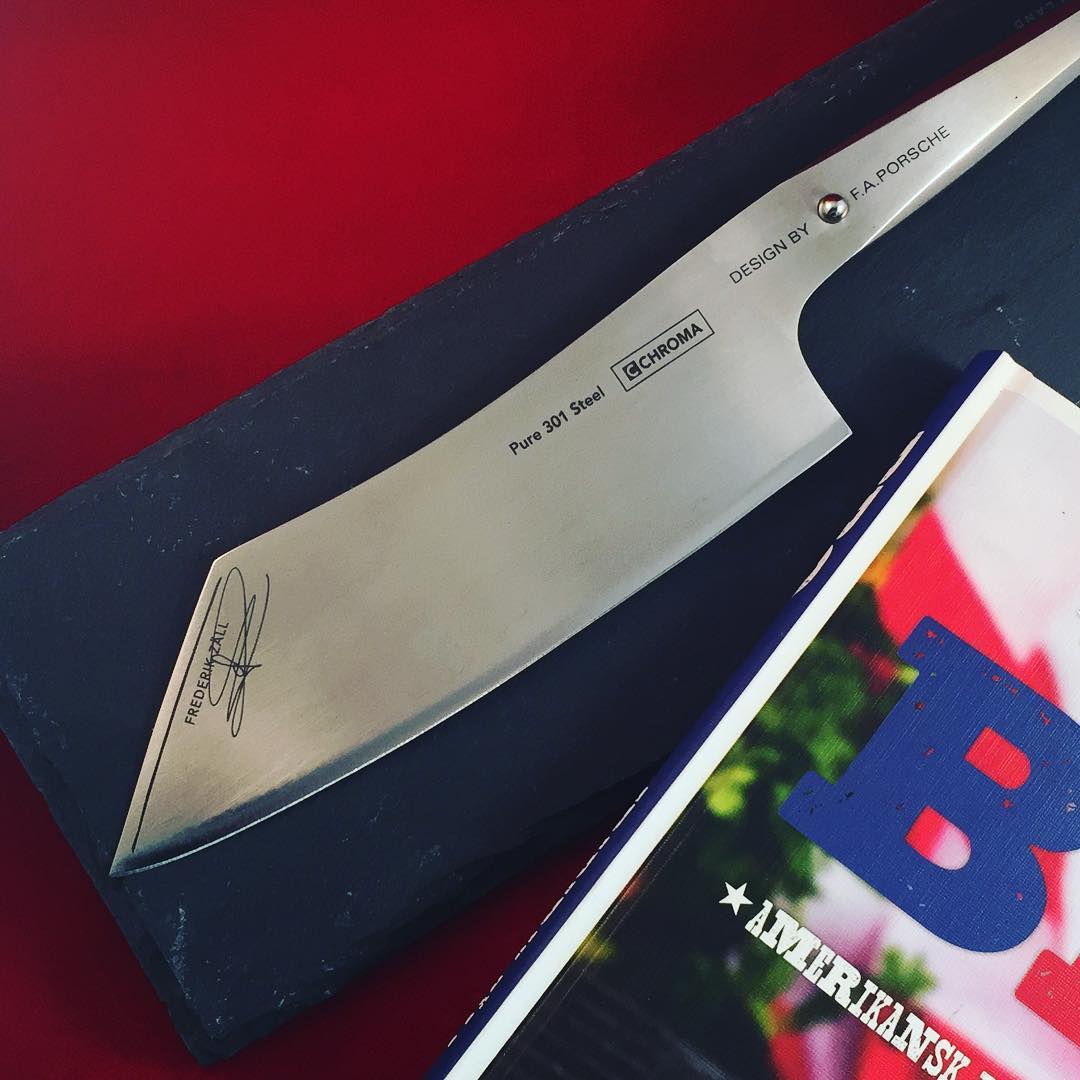 Nu finns den att inhandlas! Kika in på http://lyxlagat.tictail.com - där finns ett erbjudande ni inte kan tacka nej till! #lyxlagat #kockkniv #santoku #porscheknife #chromatype301 #type301 #frederikzäll